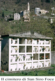 Il cimitero di San Siro Foce, opposto alla chiesa (in alto nello sfondo)